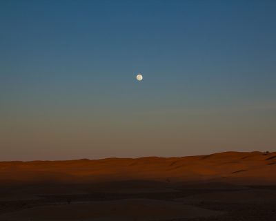 Sahara: Mond über der Wüste