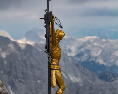 Bayern: Gipfelkreuz auf dem Hocheck (Hochformat)
